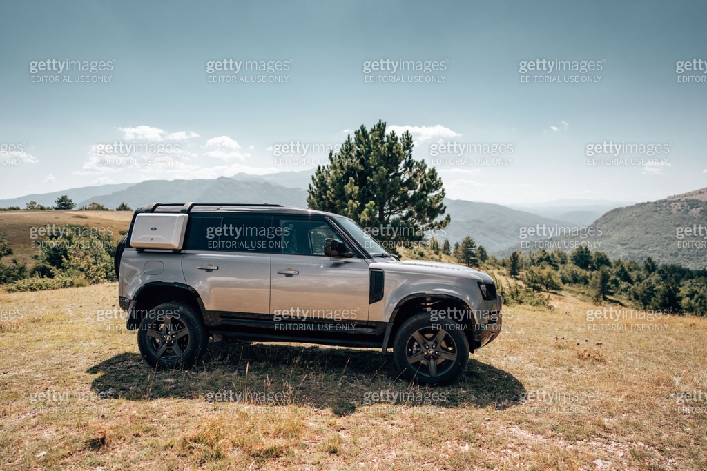 New Land Rover Defender in the dry italian countryside 이미지 (1341217888 ...