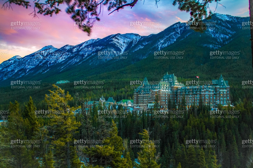 Pink Building Banff Pink and purple sunset over Fairmont Banff Springs 이미지 (1343634887 ...