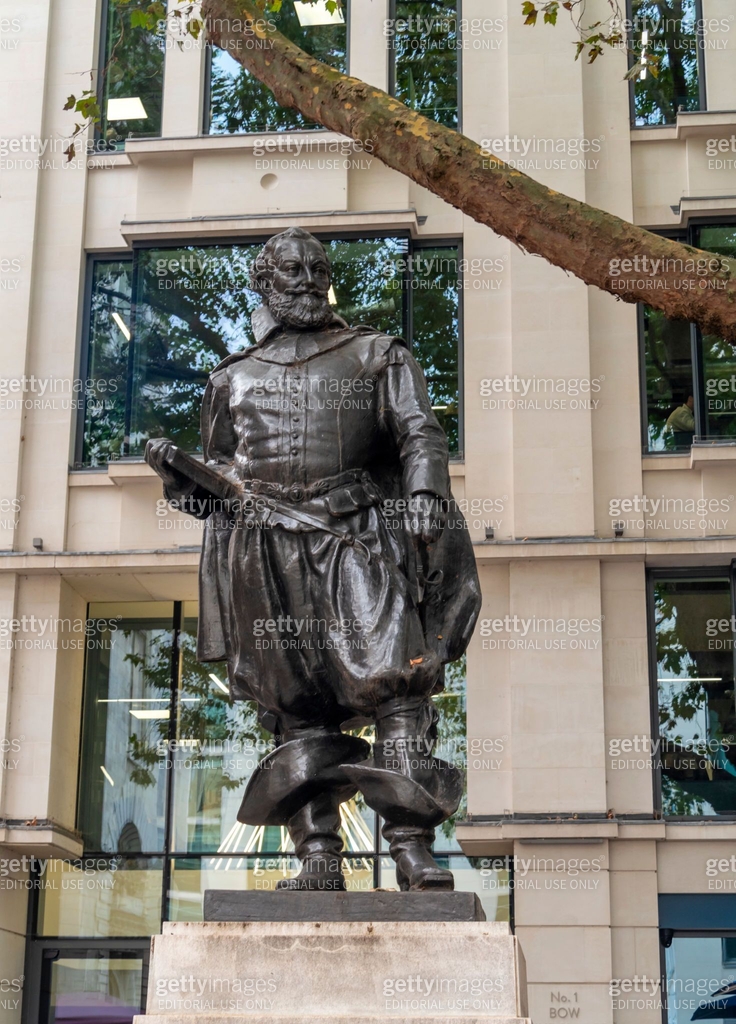Statue of Captain John Smith, Cheapside, City of London 이미지 (2181370006 ...