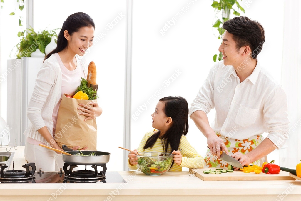 Three Cooks A happy family of three cooks in the kitchen 이미지 (vs12398264) - 게티이미지뱅크