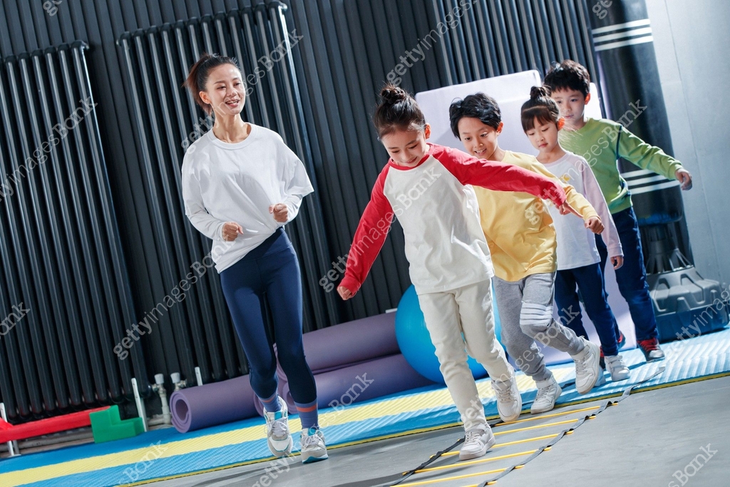 Children's physical training under the guidance of the coach 이미지 ...