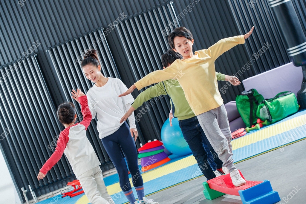 Children's physical training under the guidance of the coach 이미지 ...