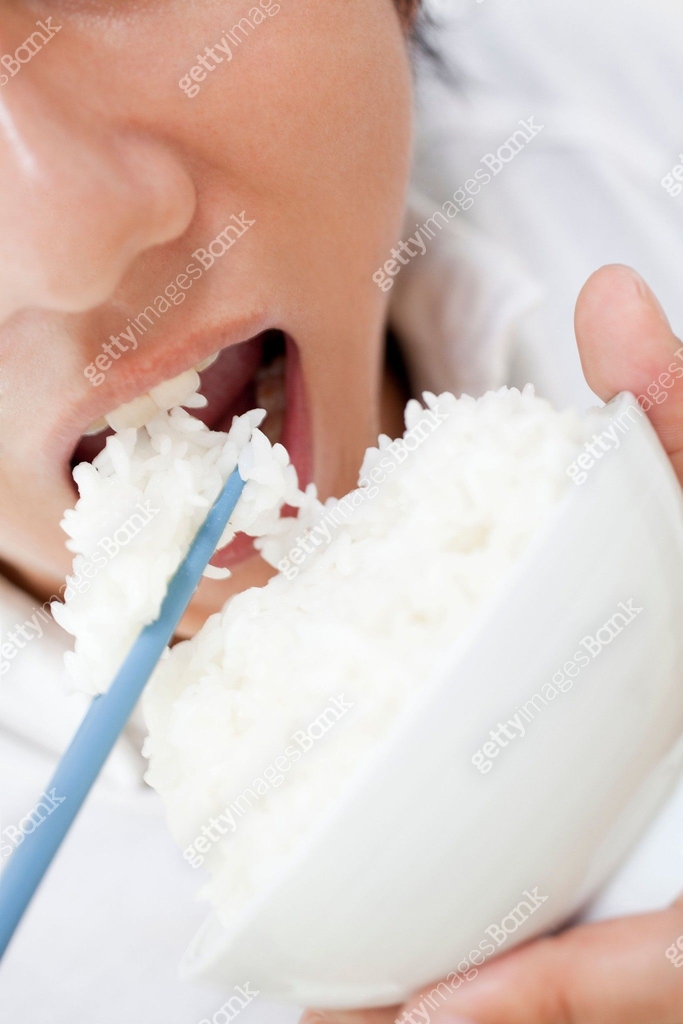 Man eating white rice 이미지 (jv12319784) - 게티이미지뱅크