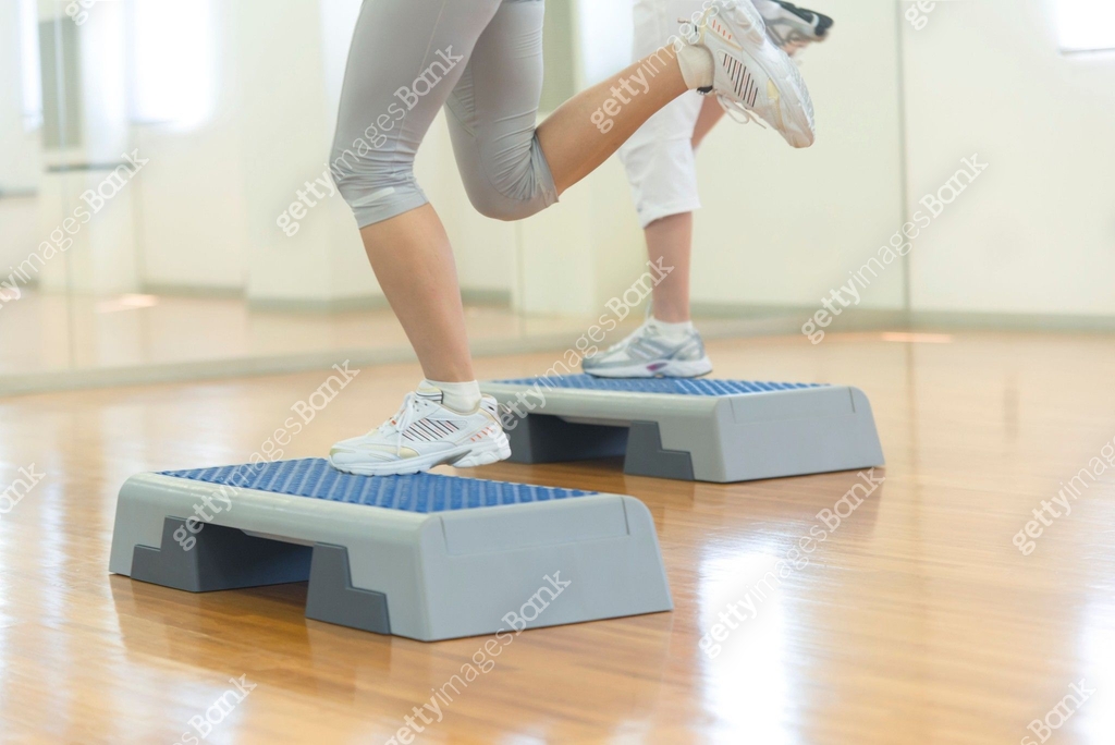 Women's feet doing step exercises 이미지 (jv12345016) - 게티이미지뱅크