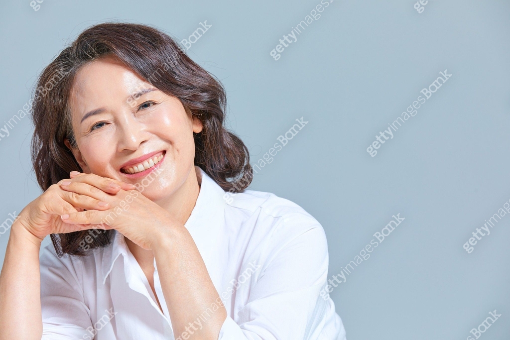 중년여자 (성인여자), 여성, 중년 (성인), 미소 이미지 (jv12594865) - 게티이미지뱅크