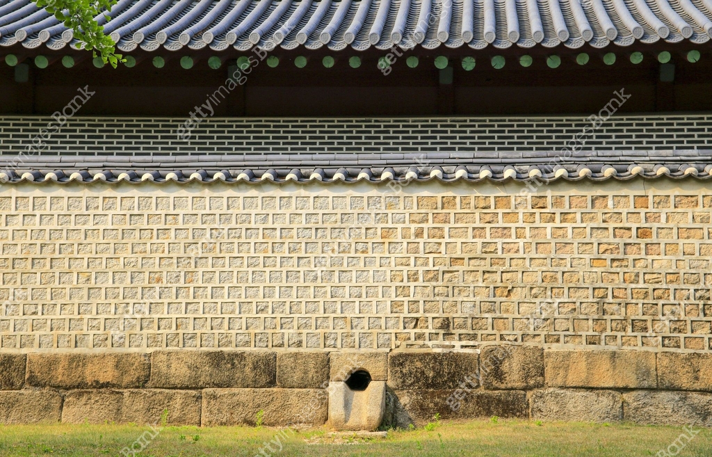 돌담, 수로, 기와지붕, 기와집, 종묘, 종로구, 서울 이미지 (a12604904) - 게티이미지뱅크