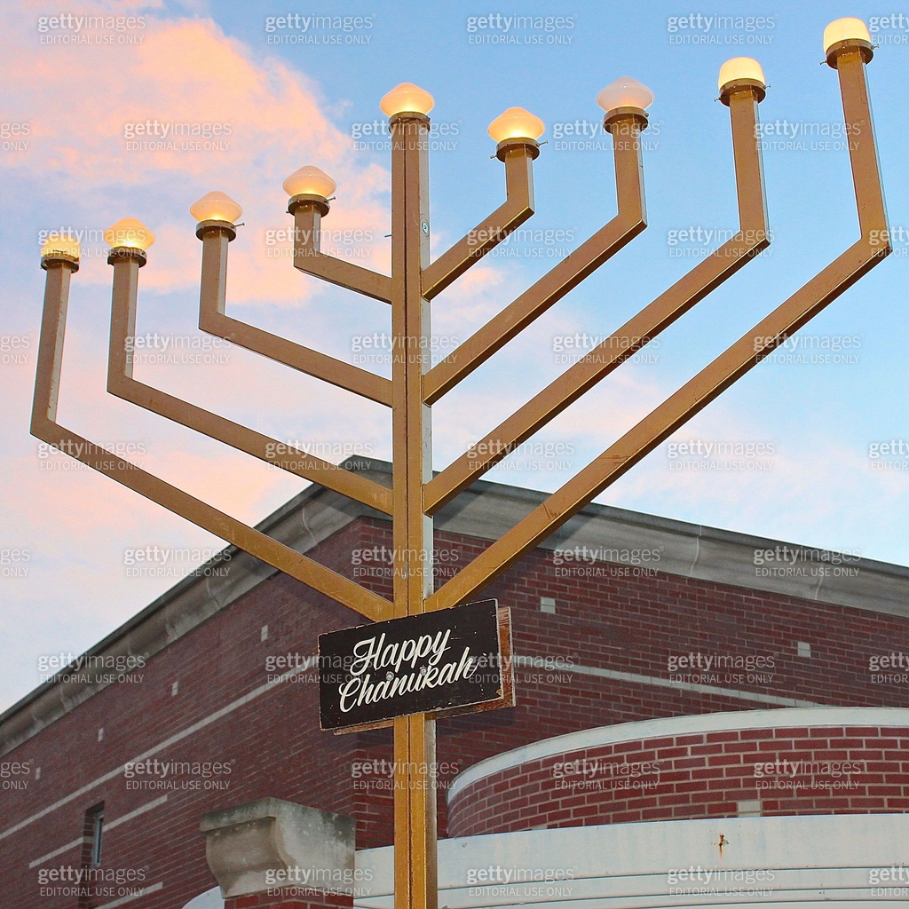 Outside Menorah Public display electric outdoor Hanukkah menorah at dusk 이미지 (530185177 ...