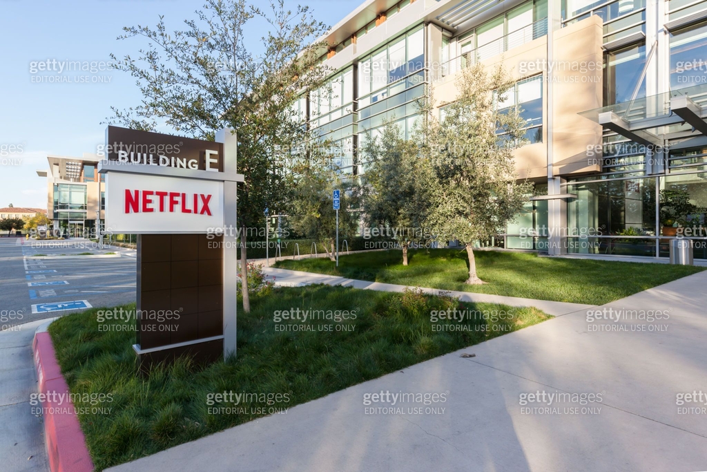 Netflix Front View Exterior view of Netflix headquarters building 이미지 (1002191346) - 게티이미지뱅크