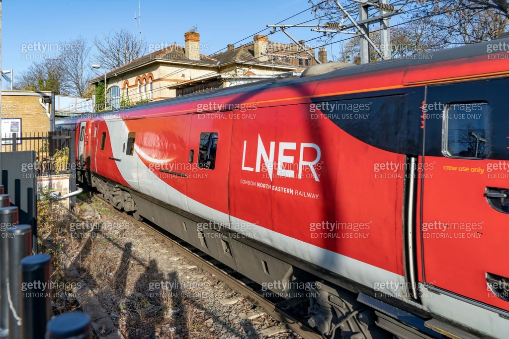 LNER train on the East Coast Mainline 이미지 (1069298690) - 게티이미지뱅크
