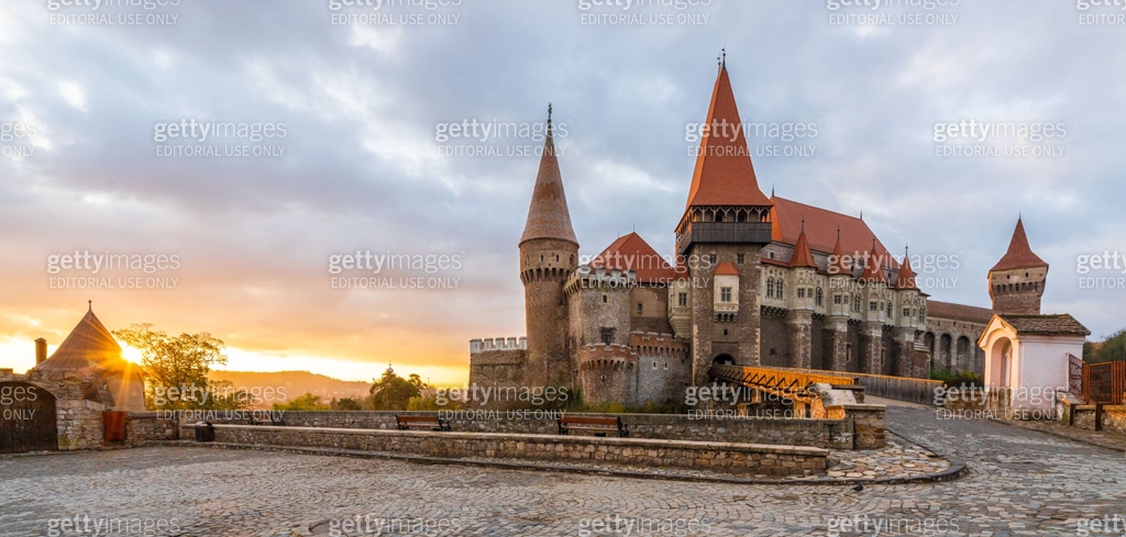 Grad Hunyad Medieval Hunyad Corvin castle at sunrise 이미지 (1180053865) - 게티이미지뱅크