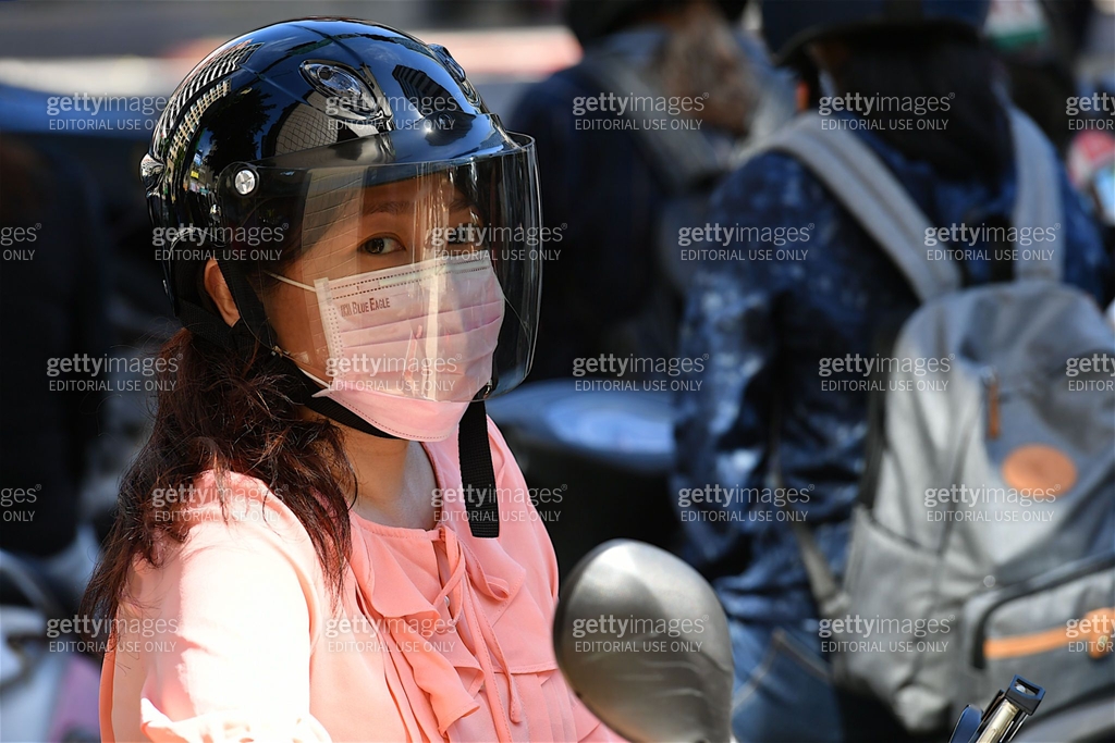 Motorcyclist wearing protective face mask, Taipei, Taiwan. 이미지 ...