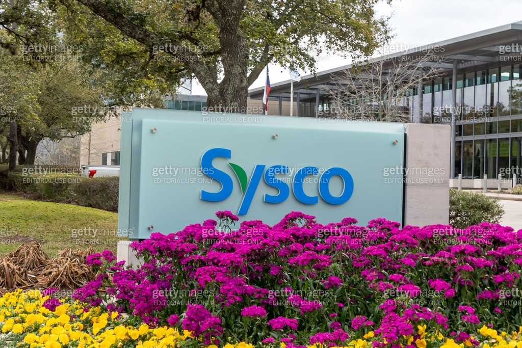 Sysco’s sign at its headquarters in Houston, Texas, USA. 이미지 ...