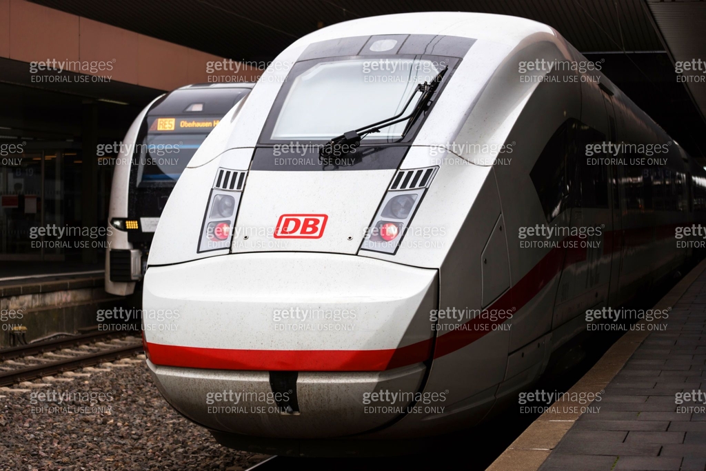 Light Train German a modern german ice train 이미지 (1401387957) - 게티이미지뱅크