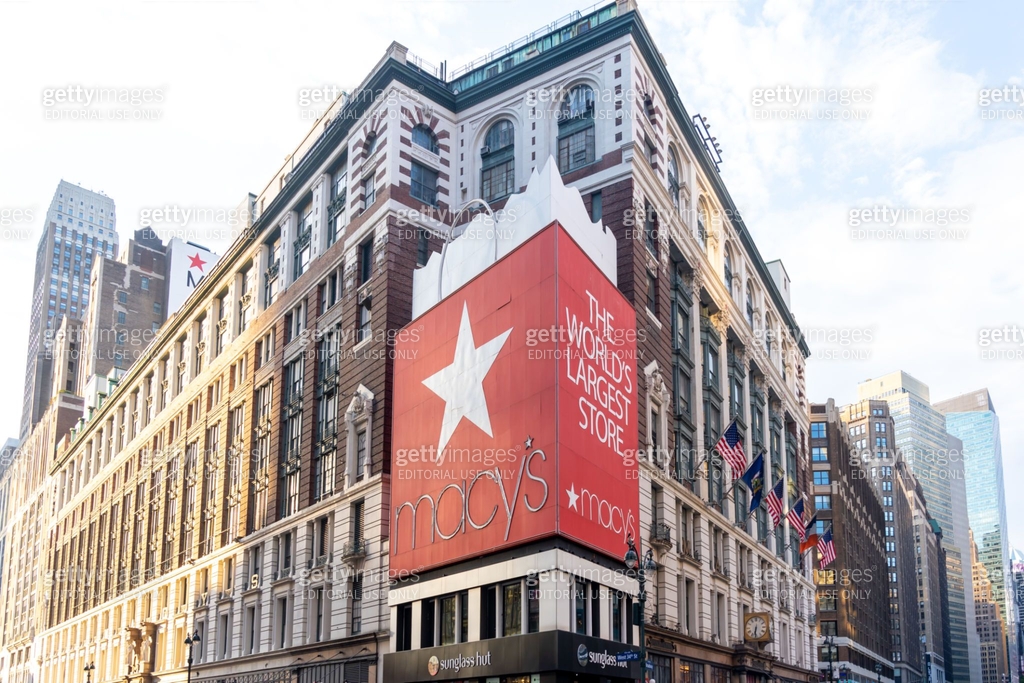 Macy's Herald Square, the flagship of Macy's department store and ...