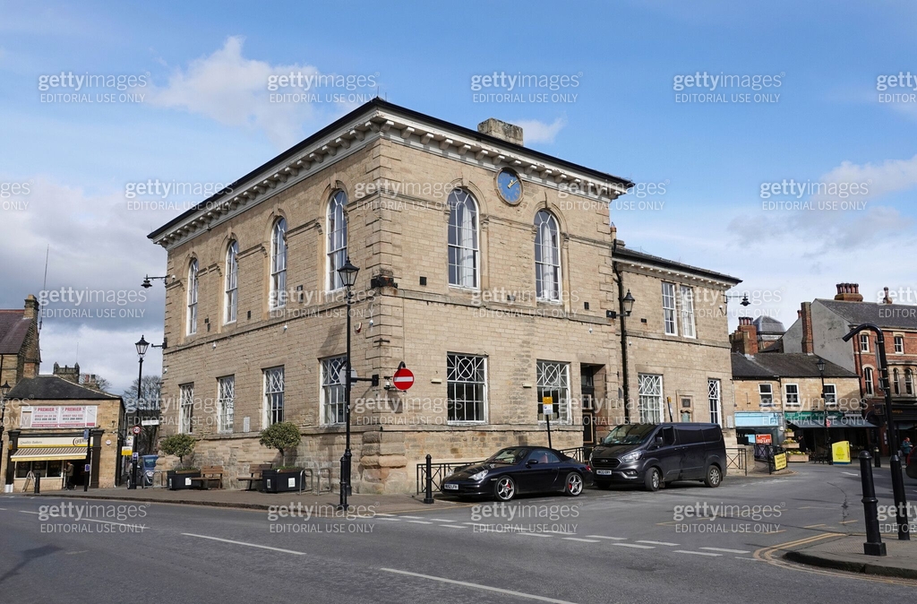 The historic town hall building in Wetherby, Yorkshire, England. 이미지 ...
