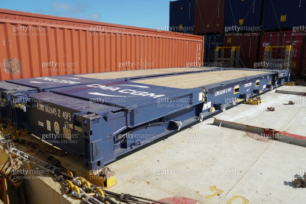 Blue empty flat rack container secured on deck of container vessel. 이미지 ...