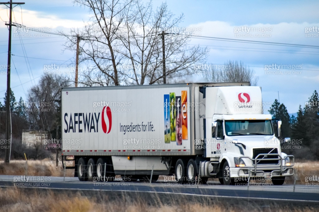 Freeway Lorry Safeway Stores semi-truck driving on the freeway near Spokane ...