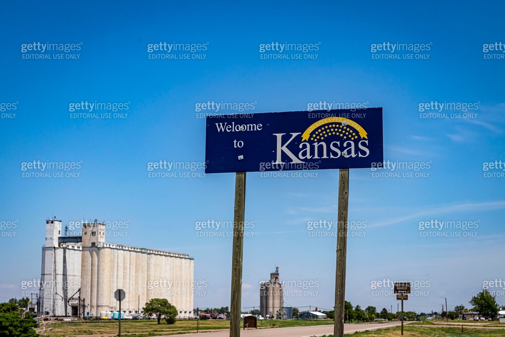 Ks Sign Welcome to Kansas sign with rural landscape background 이미지 (2158657576 ...