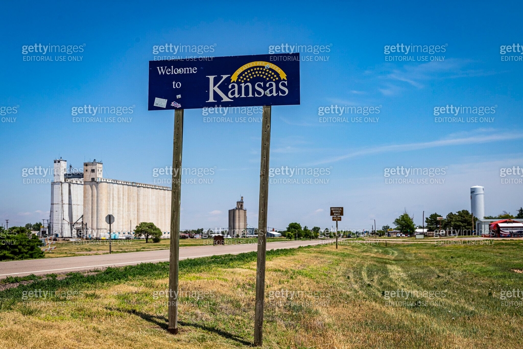 Ks Sign Welcome to Kansas sign with rural landscape background 이미지 (2158657578 ...