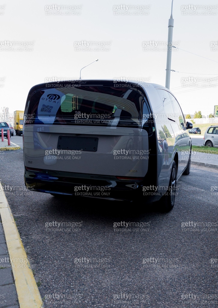 Rear view of new electric car Li MEGA. 이미지 (2162214163) - 게티이미지뱅크