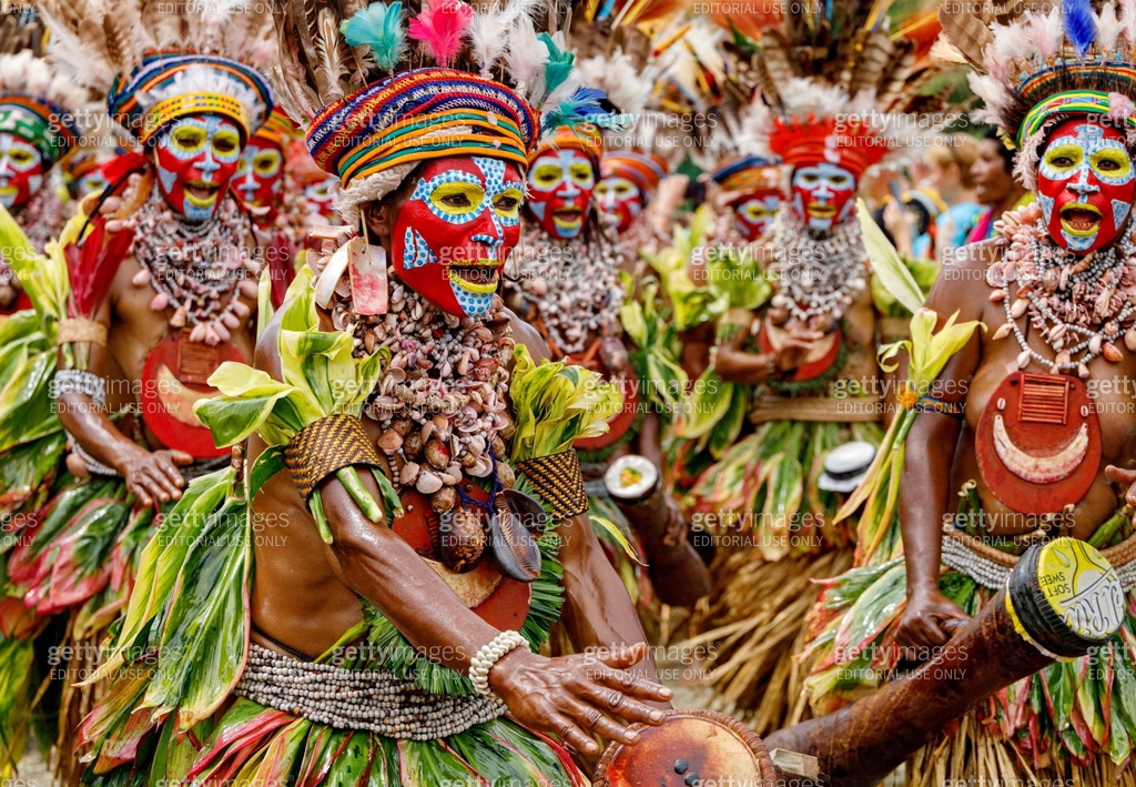 Papuan tribal dance at Sing Sing festival in Mount Hagen, Papua New ...