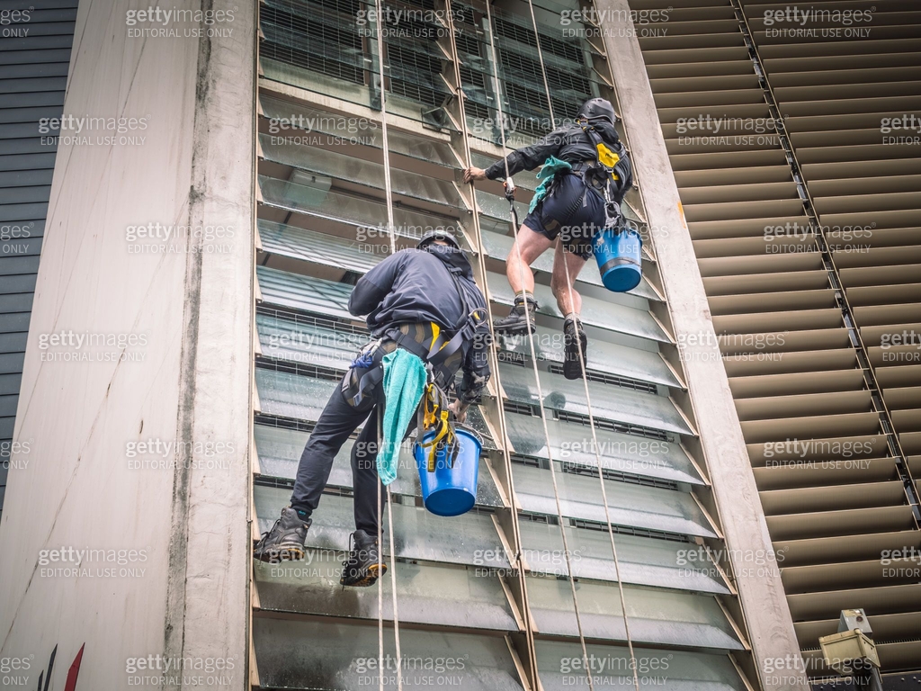 Rope access technicians descendy a high rise building in Liverpool 이미지 ...