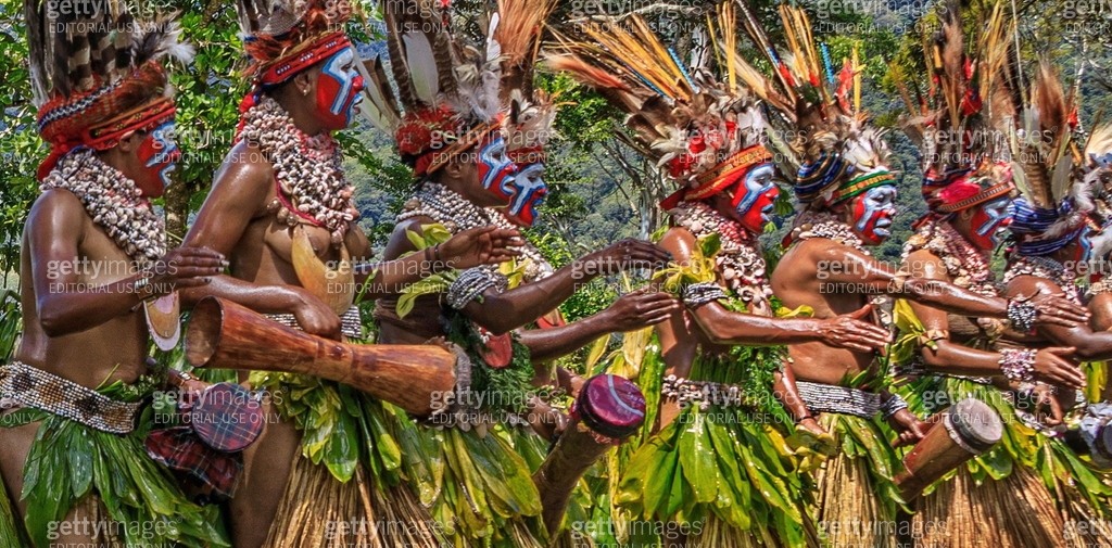 Papuan tribal dance at Sing Sing festival in Mount Hagen, Papua New ...