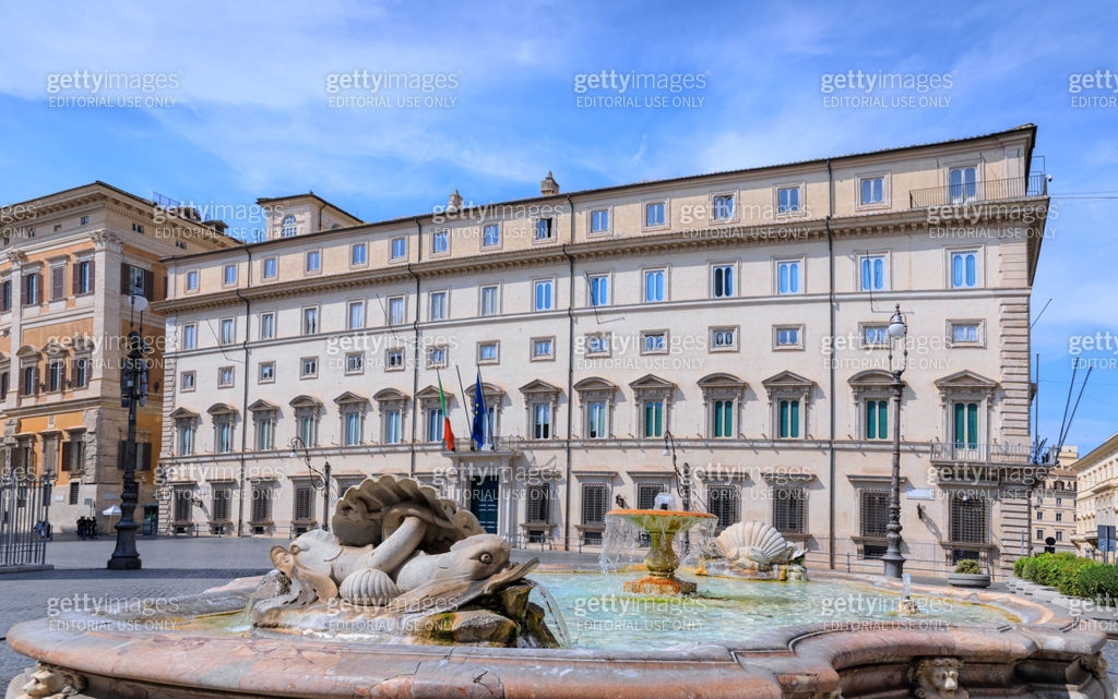 Colonna Square View of the Chigi Palace located at Colonna Square in Rome, Italy. 이미지 ...