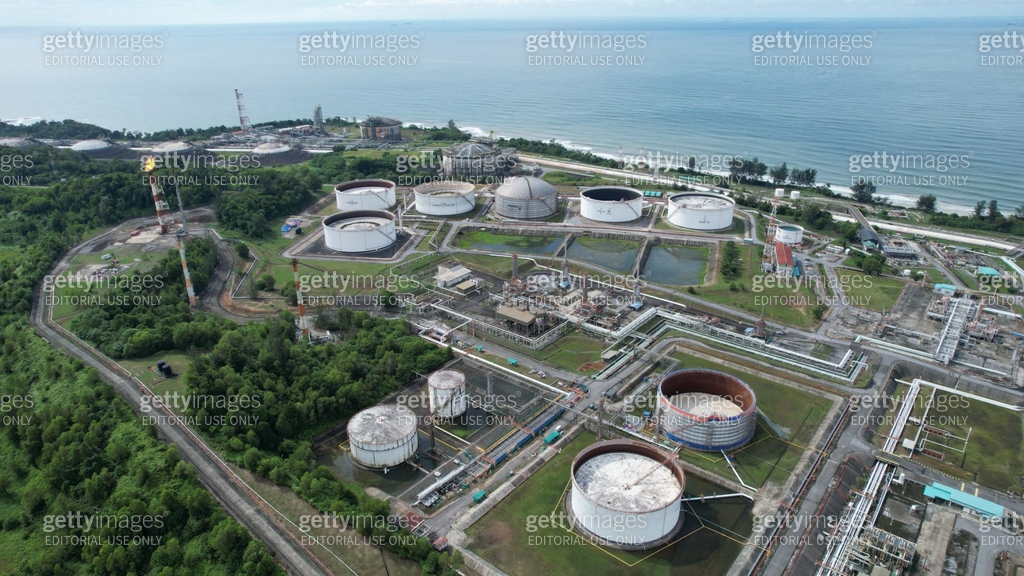 The Bintulu Port, Petronas LNG and Shell MDS 이미지 (2187370265) - 게티이미지뱅크