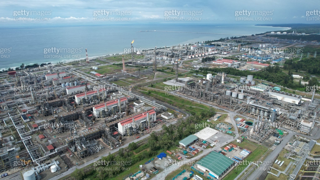 The Bintulu Port, Petronas LNG and Shell MDS 이미지 (2187370266) - 게티이미지뱅크