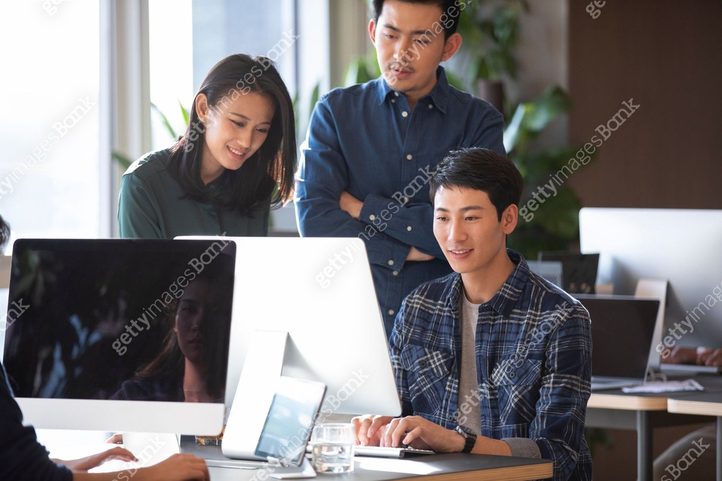 College Person Using Computer Young college students using computers 이미지 (a12297835) - 게티이미지뱅크