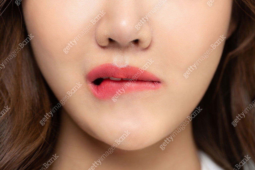 여성, 얼굴 (사람머리), 사람입술 (사람입), 사람입 (주요신체부분), 입술깨물기 (물기), 불만 (컨셉), 짜증 (컨셉 ...