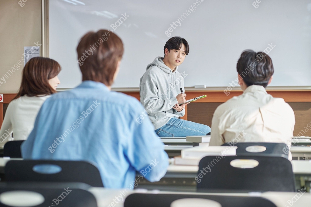 대학생, 대학교, 강의실, 수업중 (교육), 강사 이미지 (jv12511628) - 게티이미지뱅크