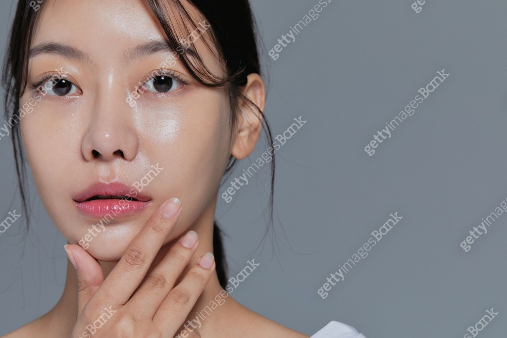 여성, 뷰티, 셔츠 (상의), 헤어스타일, 순수 (컨셉), 사람입술 (사람입) 이미지 (jv12538616) - 게티이미지뱅크