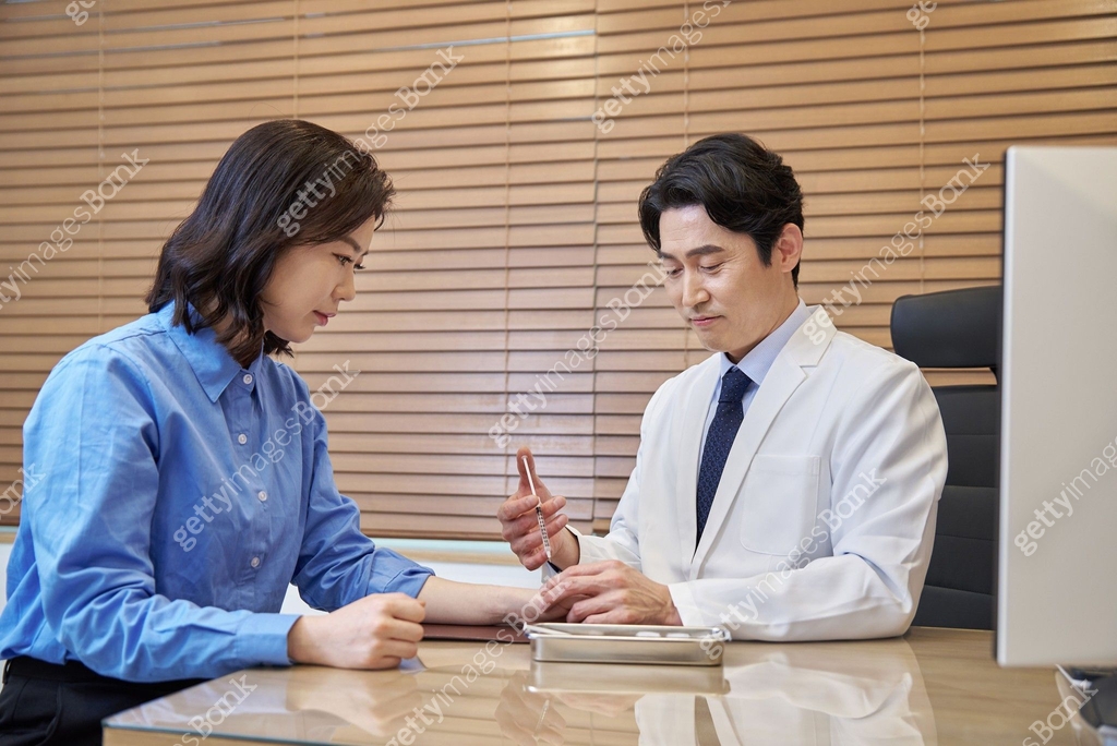 한의원, 치료, 동양의학, 한방침 (침술), 침술, 약침 이미지 (jv12590104) - 게티이미지뱅크