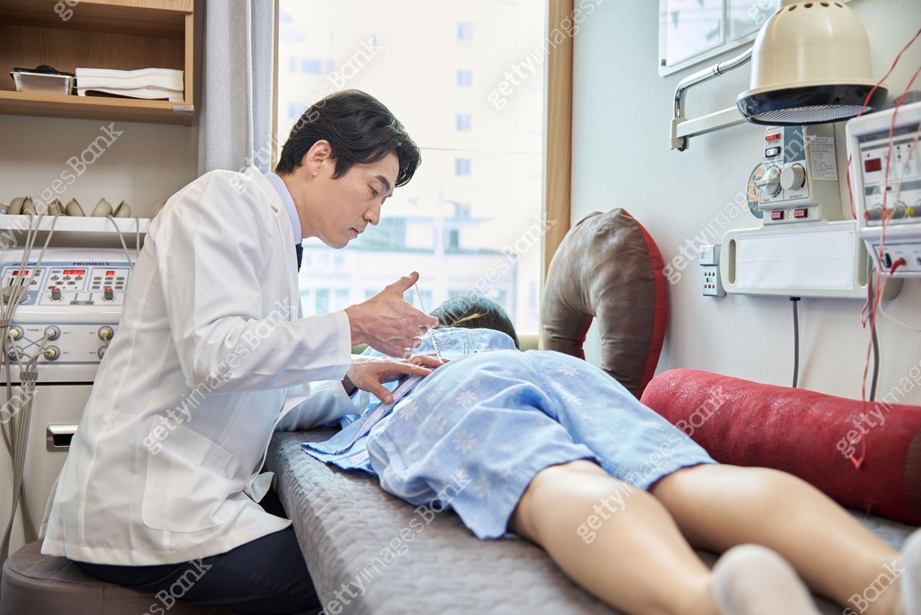 한의원, 치료, 동양의학, 한방침 (침술), 침술, 약침 이미지 (jv12590132) - 게티이미지뱅크