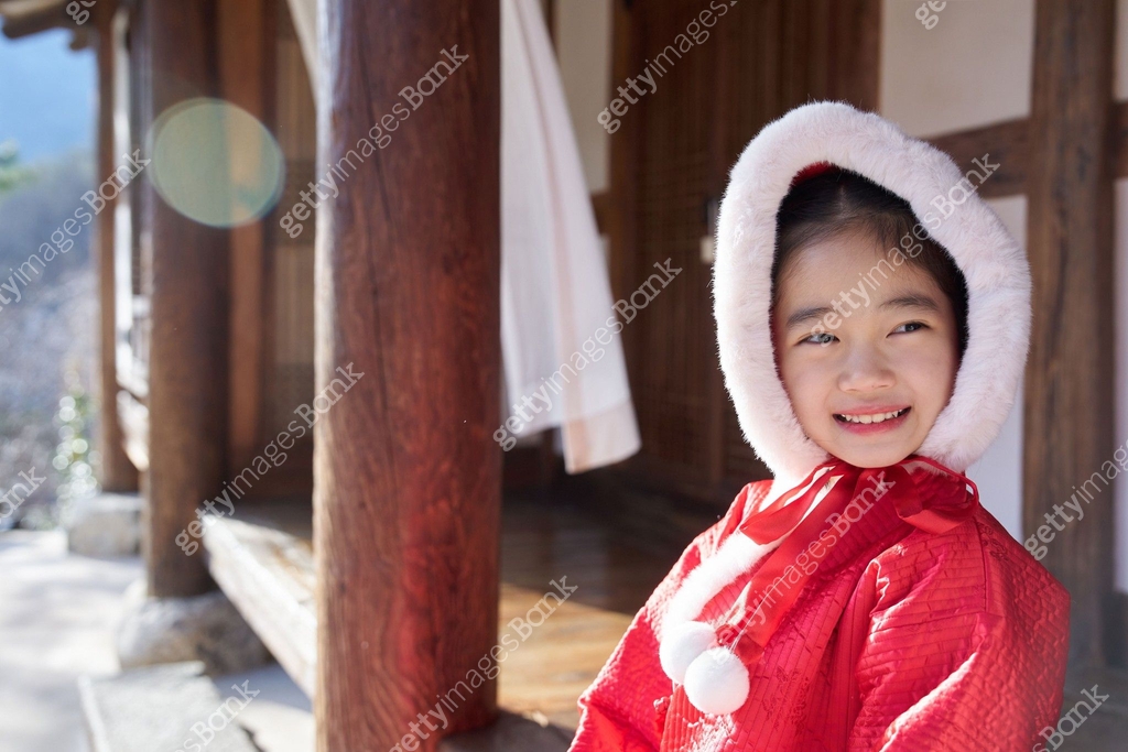 소녀 (여성), 겨울, 한복, 한옥 (한국전통), 미소, 볼끼 이미지 (jv13143923) - 게티이미지뱅크