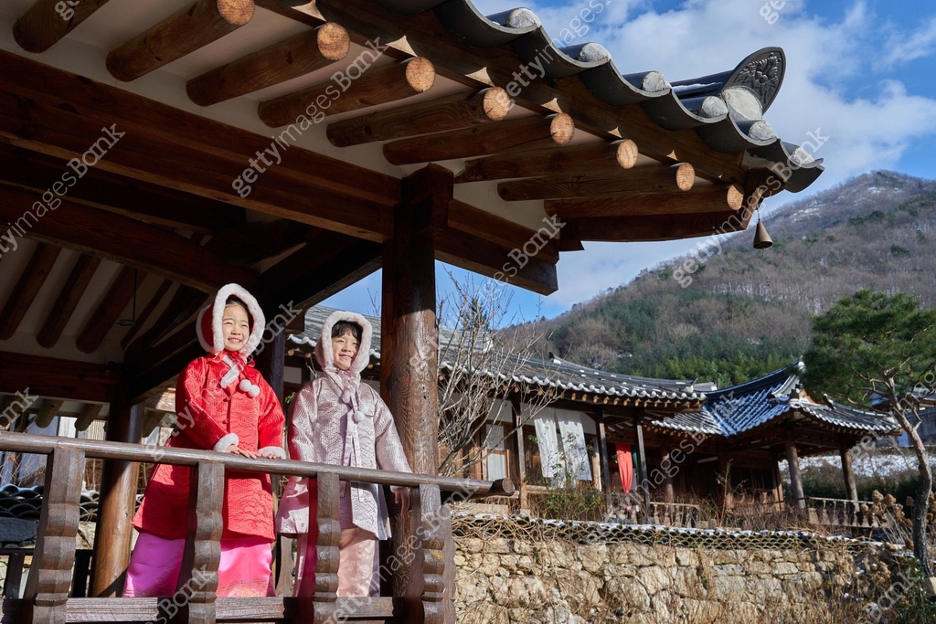 소녀 (여성), 겨울, 한복, 한옥 (한국전통), 미소, 볼끼 이미지 (jv13143943) - 게티이미지뱅크