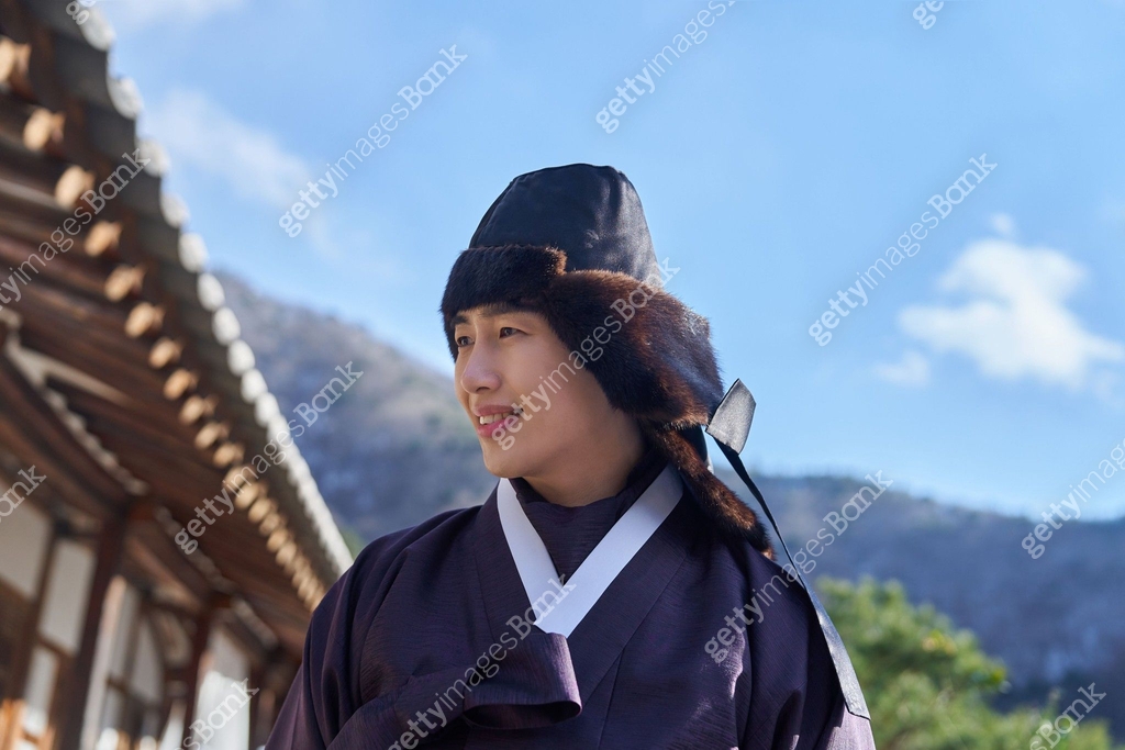 겨울, 한복, 한옥, 명절 (한국문화), 전통의상 (옷), 조바위, 남성 이미지 (jv13143983) - 게티이미지뱅크