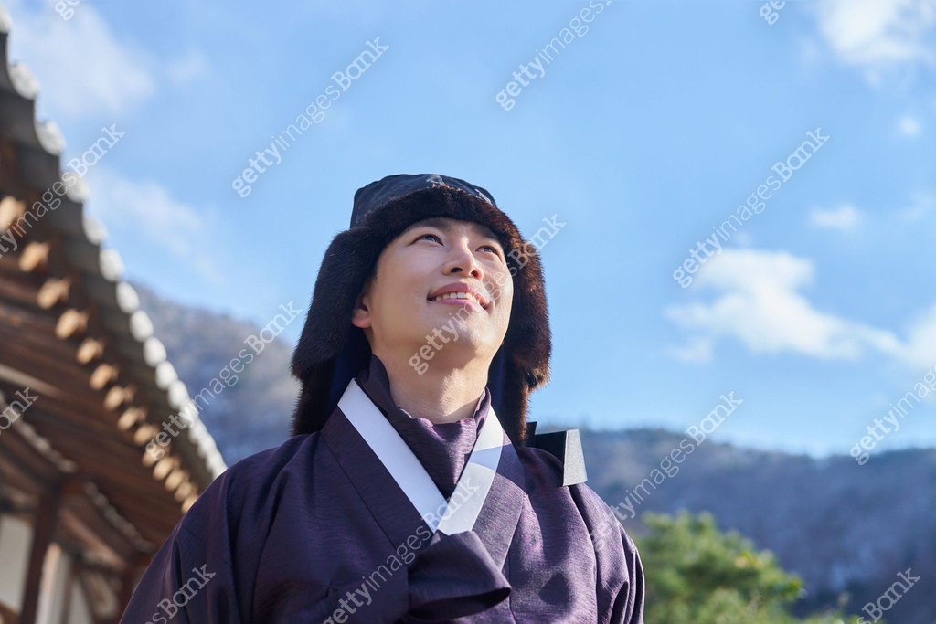 겨울, 한복, 한옥, 명절 (한국문화), 전통의상 (옷), 조바위, 남성 이미지 (jv13143987) - 게티이미지뱅크