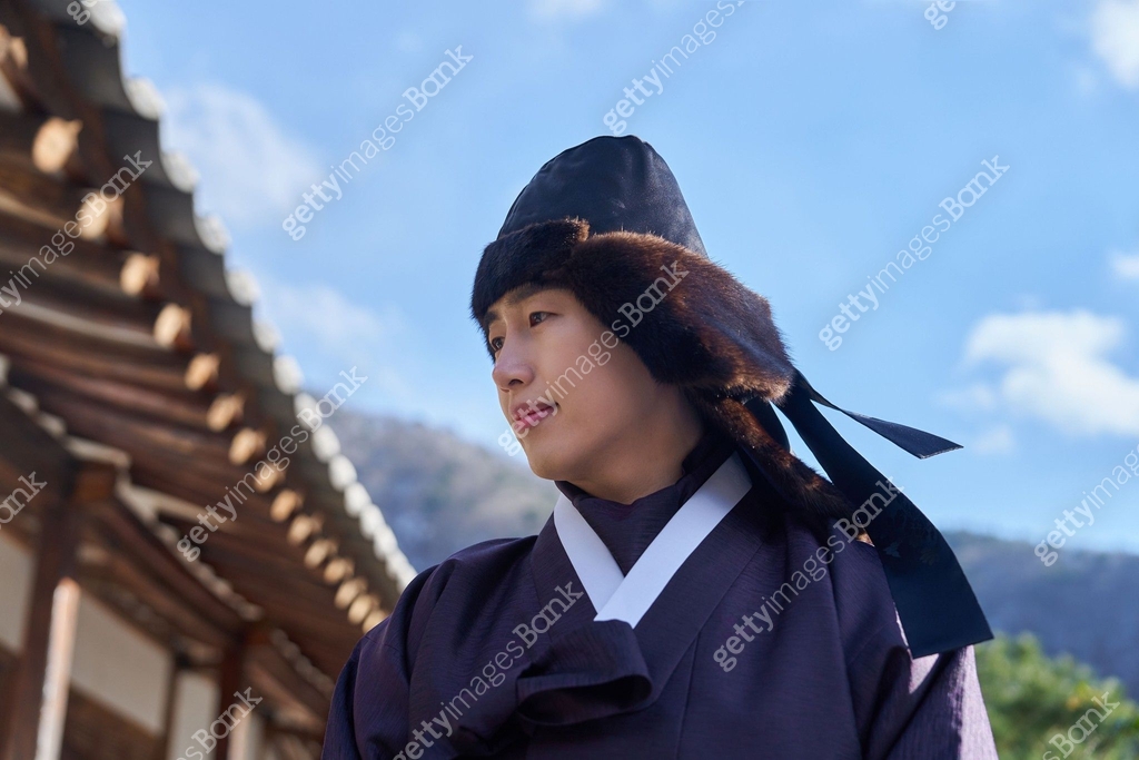 겨울, 한복, 한옥, 명절 (한국문화), 전통의상 (옷), 조바위, 남성 이미지 (jv13143988) - 게티이미지뱅크