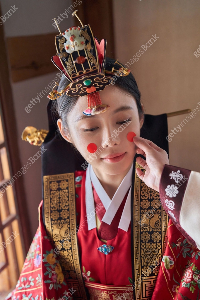 여성, 전통혼례, 활옷, 연지곤지 이미지 (jv13155264) - 게티이미지뱅크