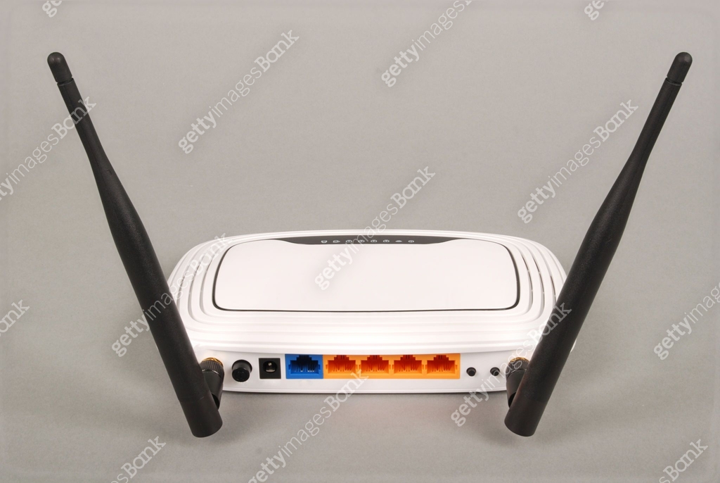 White WI-FI router with two antennas 이미지 (904226070) - 게티이미지뱅크