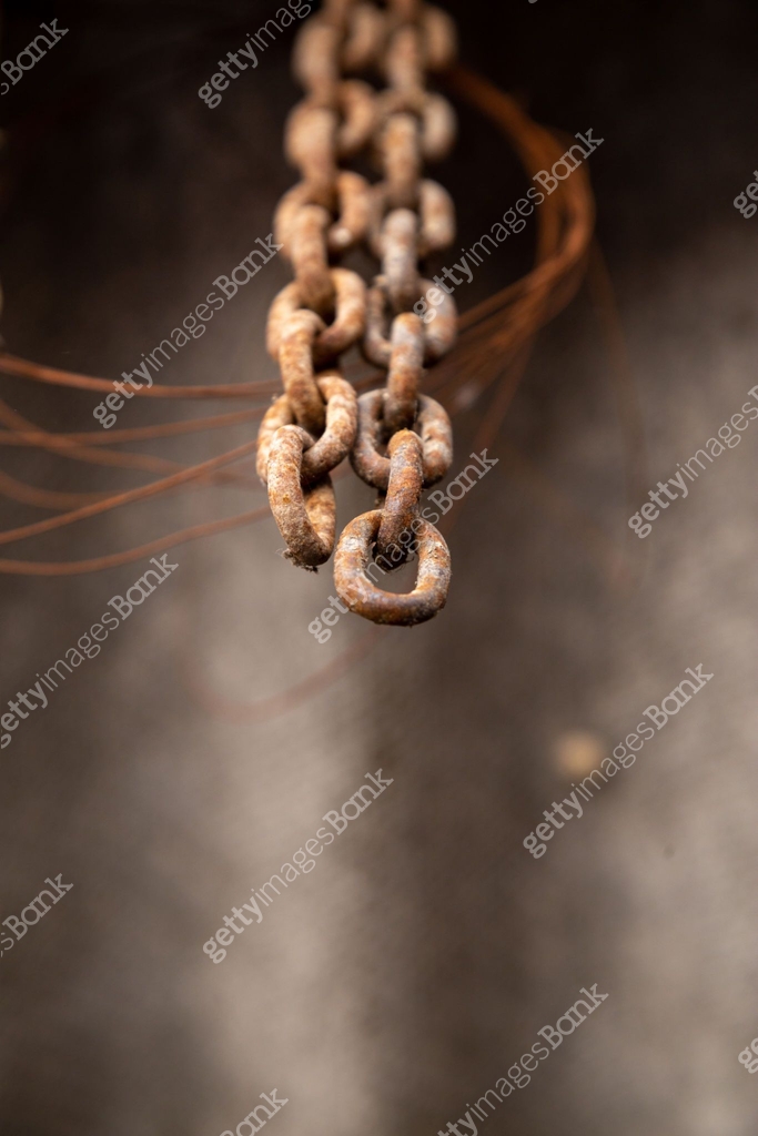Short Chain Element Selective focus at some point of chain element 이미지 (1264821155) - 게티이미지뱅크