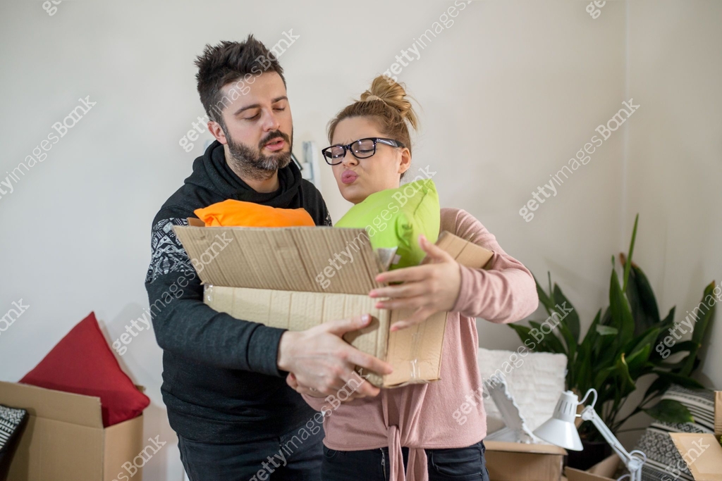 Young couple packing their stuff into boxes 이미지 (1272612584) - 게티이미지뱅크
