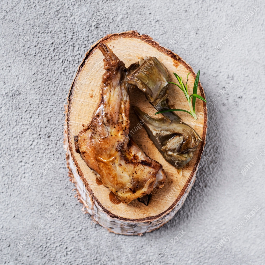 cooked rabbit, typically eaten in Spain 이미지 (1272767780) - 게티이미지뱅크