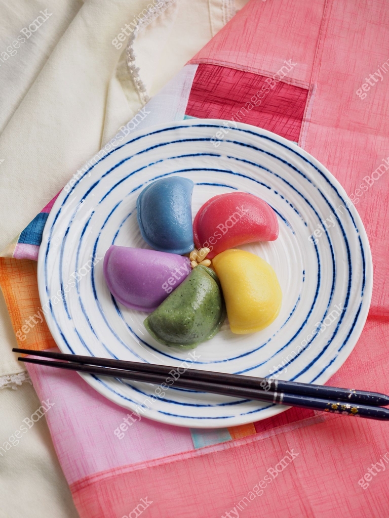 Korean food Songpyeon, half-moon-shaped rice cake, Chuseok food 이미지 ...