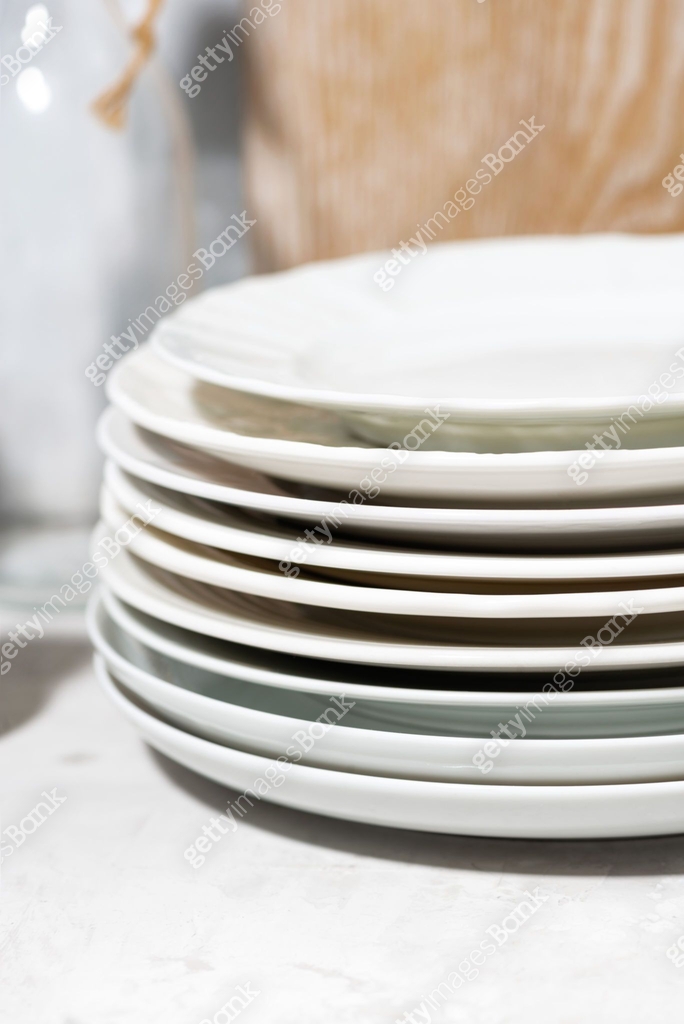 stack of clean plates on white table, vertical 이미지 (1279978594) - 게티이미지뱅크