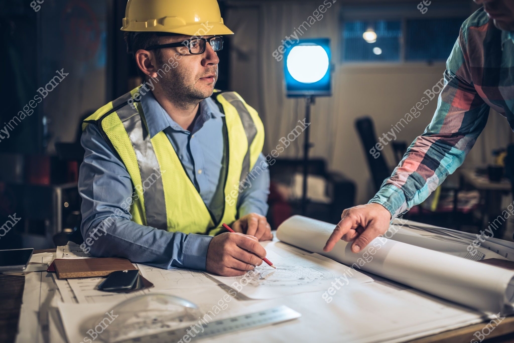 Contractor and client discussing the renovation project 이미지 (1286692306 ...