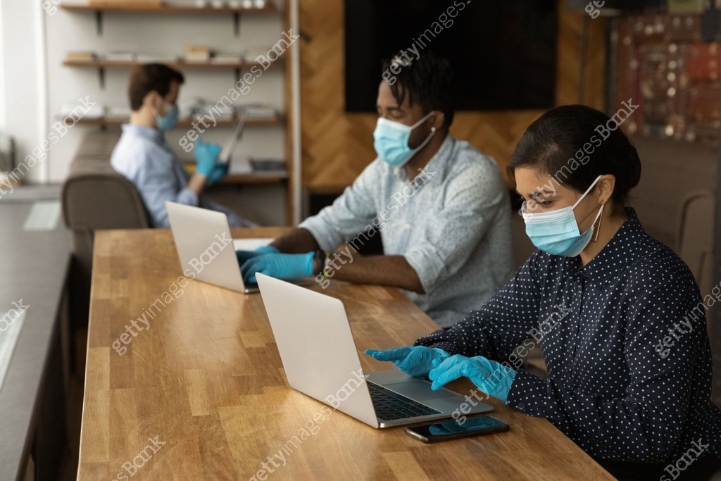 Masks In Computer Diverse colleagues in medical masks work on computers 이미지 (1292475634 ...